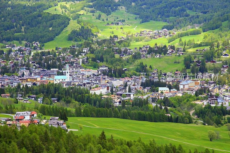 Cortina D?Ampezzo阿尔卑斯村庄全景，Dolomites，意大利泰洛阿尔卑斯